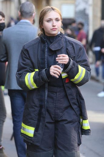 Chloé Jouannet à Paris sur le tournage du film de Jean-Jacques Annaud «Notre-Dame brûle» le 20 avril 2021