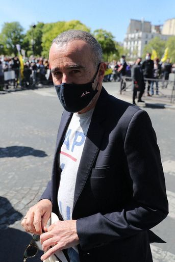 Elie Semoun à la manifestation de soutien à la famille de Sarah Halimi à Paris le 25 avril 2021