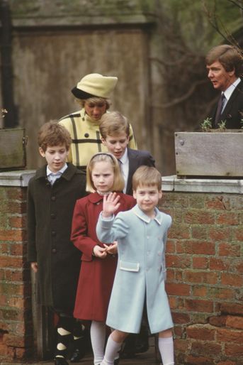 Zara Phillips avec son frère Peter, son cousin le prince William, Lady Diana et Frederik Windsor, le 25 décembre 1987