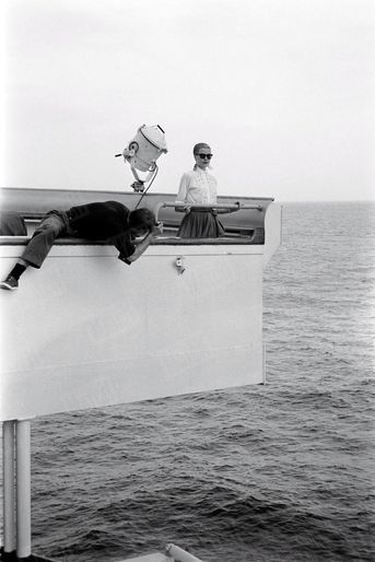 « Son photographe Howell Conant fait l’acrobate. » - Paris Match n°367, 21 avril 1956.