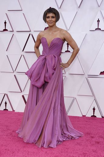 Halle Berry sur le tapis rouge des Oscars à Los Angeles le 25 avril 2021