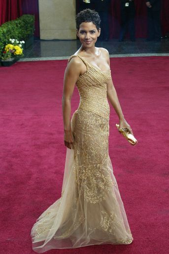 Halle Berry (en Elie Saab) aux Oscars en 2003