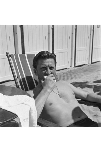 Le premier rendez-vous de Kirk Douglas avec Paris Match, au Festival de Cannes en avril 1953.