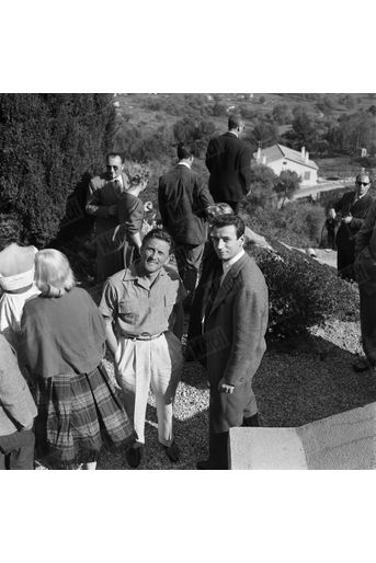 Kirk Douglas en compagnie d&#039;Yves Montand, lors de son premier rendez-vous avec Paris Match, au Festival de Cannes en avril 1953.