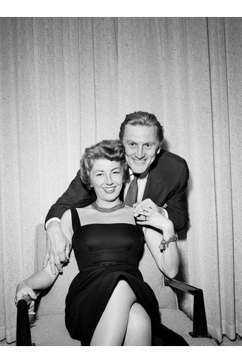 Kirk Douglas tout juste marié à Anne en mai 1954 à Las Vegas. 