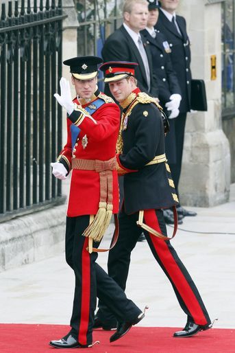 Le prince William arrivant avec son frère le prince Harry à son mariage à Londres le 29 avril 2011