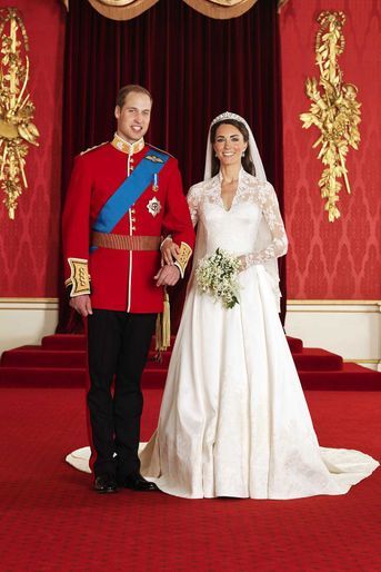Le prince William et Kate Middleton posent ensemble à Buckingham Palace après leur mariage le 29 avril 2011