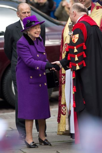 La reine Elizabeth II en violet, le 21 novembre 2013