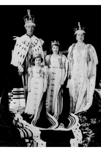 La princesse Elizabeth avec ses parents et sa sœur le jour du couronnement du roi George VI, son père, le 12 mai 1937