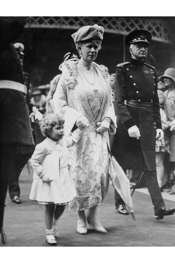 La princesse Elizabeth avec sa grand-mère la reine consort Mary, le 29 mai 1930