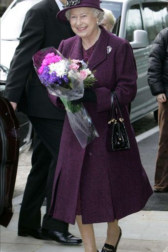 La reine Elizabeth II en violet, le 11 mars 2003