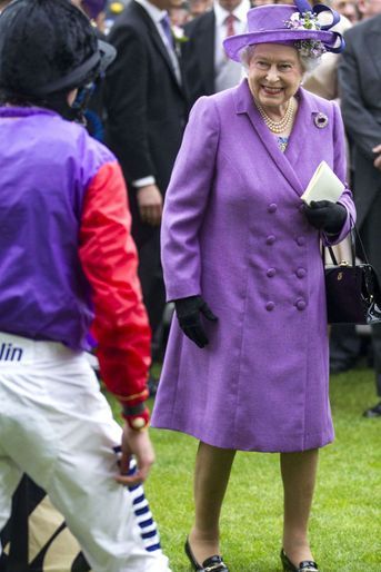 La reine Elizabeth II en violet, le 20 juin 2013