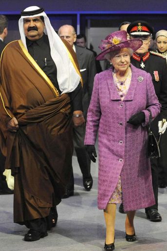 La reine Elizabeth II en violet, le 12 mai 2009