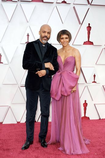 Van Hunt et Halle Berry sur le tapis rouge des Oscars à Los Angeles le 25 avril 2021