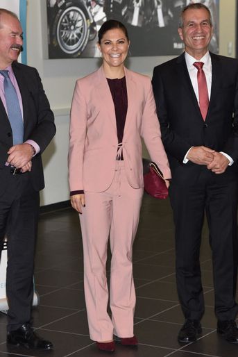 La princesse héritière Victoria de Suède en tailleur pantalon rose Filippa K, le 23 novembre 2017
