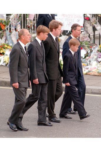 Le prince Philip avec ses petits-fils les princes William et Harry et son fils aîné le prince Charles, le 6 septembre 1997, lors des obsèques de la princesse Diana