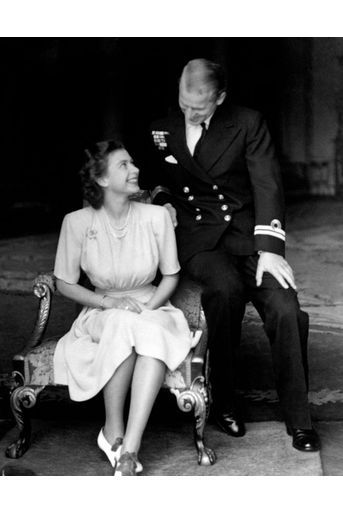 La princesse héritière Elizabeth avec le prince Philip de Grèce et de Danemark, le 10 juillet 1947, jour de l&#039;annonce de leurs fiançailles
