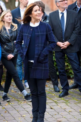 La princesse Mary de Danemark dans un manteau à carreaux Massimo Dutti, le 6 octobre 2014