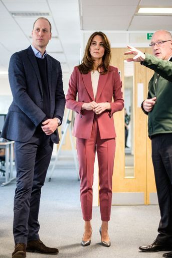 Kate Middleton, duchesse de Cambridge, en tailleur pantalon rose Marks &amp; Spencer, le 18 mars 2020