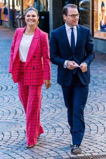 La princesse héritière Victoria de Suède en tailleur pantalon rose à carreaux By Malina, le 11 septembre 2020