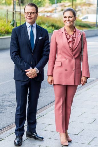 La princesse héritière Victoria de Suède en tailleur pantalon rose Rodebjer, le 30 septembre 2020