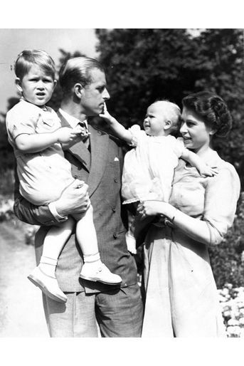 Le prince Philip avec la princesse Elizabeth et leurs deux premiers enfants le prince Charles et la princesse Anne, vers 1951
