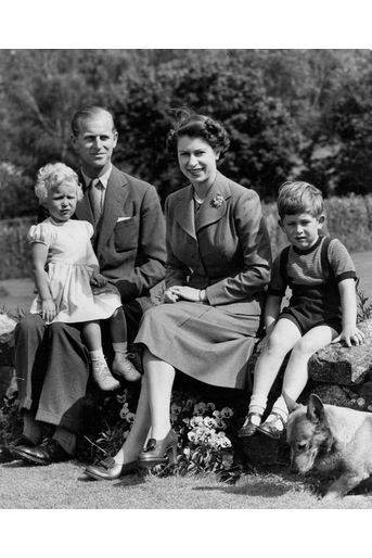 Le prince Philip avec la reine Elizabeth II et leurs deux premiers enfants le prince Charles et la princesse Anne, en 1953 
