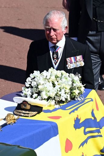 Le prince Charles devant le cercueil de son père le prince Philip à Windsor, le 17 avril 2021