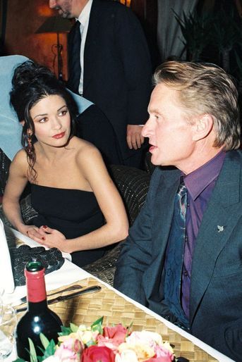 Catherine Zeta-Jones et Michael Douglas lors de leur rencontre au Festival de Deauville en 1998