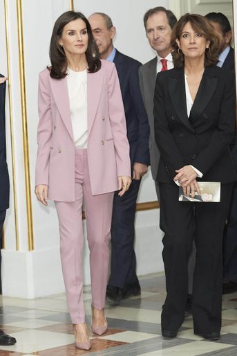 La reine Letizia d&#039;Espagne en tailleur pantalon rose Hugo Boss, le 17 décembre 2019