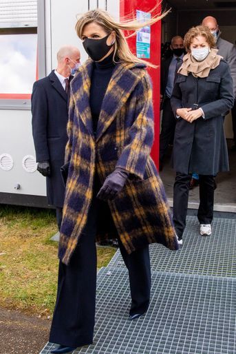 La reine Maxima des Pays-Bas dans un manteau à carreaux Natan, le 7 avril 2021