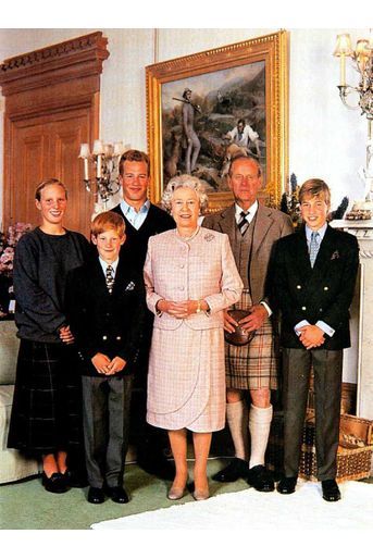 Le prince Philip avec la reine Elizabeth II et leurs petits-enfants Peter et Zara Phillips et les princes William et Harry, en 1996