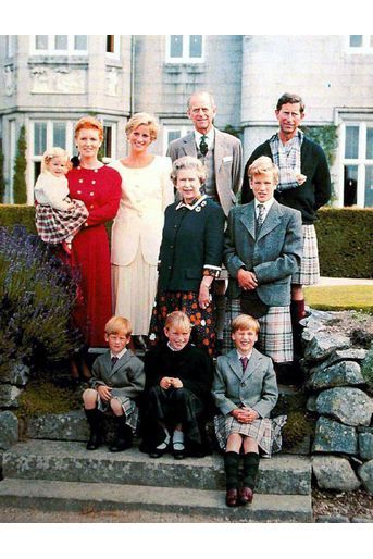 Le prince Philip avec la reine Elizabeth II, leur fils aîné le prince Charles, leurs belles-filles la princesse Diana et Sarah Ferguson et leurs petits-enfants Peter et Zara Phillips, les princes William et Harry, la princesse Beatrice d'York, à la fin des années 1980