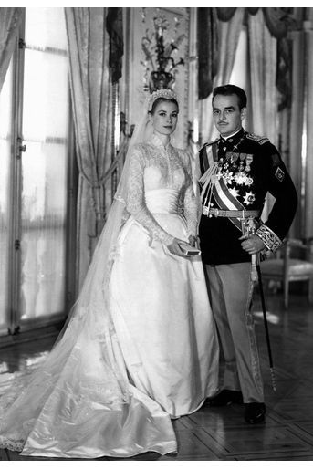 La princesse Grace de Monaco dans sa robe de mariée avec son époux le prince Rainier III, le 19 avril 1956
