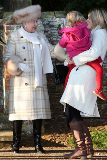 La reine Elizabeth II dans un manteau à carreaux, le 25 décembre 2010