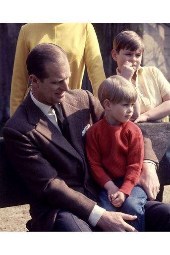 Le prince Philip avec ses deux plus jeunes fils les princes Andrew et Edward, le 15 juin 1968