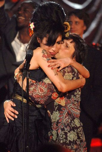 Amy Winehouse et sa mère Janis lors d&#039;une performance pour les Grammy Awards enregistrée à Londres en février 2008