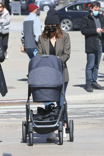 Emily Ratajkowski en promenade à New York avec son mari Sebastian Bear-McClard et leur bébé Sylvester, le 20 mars 2021
