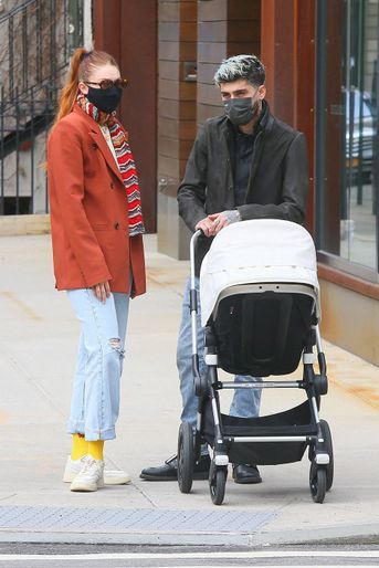 Gigi Hadid et Zayn Malik se promènent avec leur fille Khai en poussette à New York le 25 mars 2021