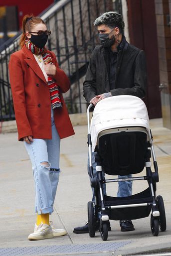 Gigi Hadid et Zayn Malik se promènent avec leur fille Khai en poussette à New York le 25 mars 2021
