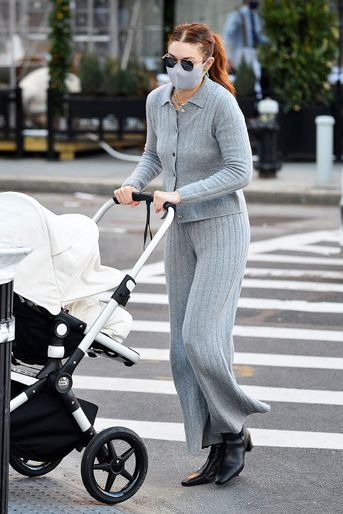 Gigi Hadid lors d&#039;une promenade avec sa fille Khai à New York le 30 mars 2021.