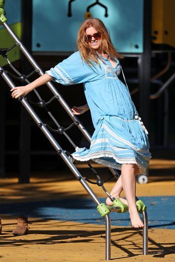 Isla Fisher dans une aire de jeux pour enfants à Sydney le 29 mars 2021