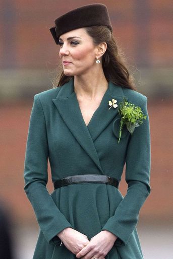 Kate Middleton (en Emilia Wickstead) lors de la parade célébrant la Saint-Patrick à Aldershot le 17 mars 2012