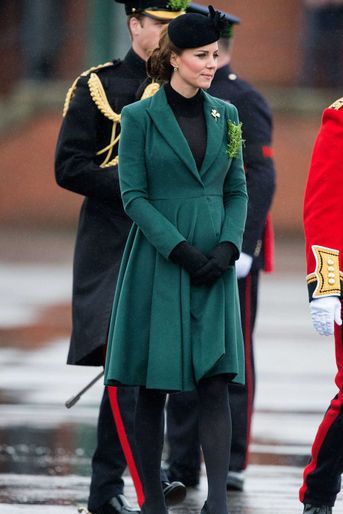 Kate Middleton (en Emilia Wickstead, alors enceinte du prince George) lors de la parade célébrant la Saint-Patrick à Aldershot le 17 mars 2013
