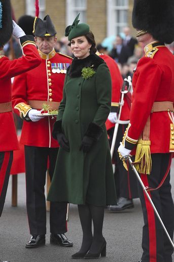Kate Middleton (en Catherine Walker, alors enceinte du prince Louis) lors de la parade célébrant la Saint-Patrick à Hounslow le 17 mars 2018