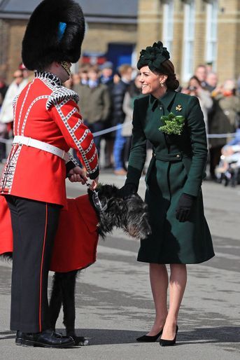 Kate Middleton (en Alexander McQueen) lors de la parade célébrant la Saint-Patrick à Hounslow le 17 mars 2019