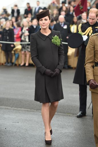 Kate Middleton (en Catherine Walker, alors enceinte de la princesse Charlotte) lors de la parade célébrant la Saint-Patrick à Aldershot le 17 mars 2015