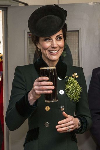 Kate Middleton (en Catherine Walker) lors de la parade célébrant la Saint-Patrick à Hounslow le 17 mars 2017