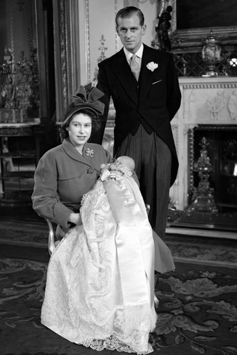 La princesse Elizabeth et le prince Philip, avec le prince Charles, en décembre 1948