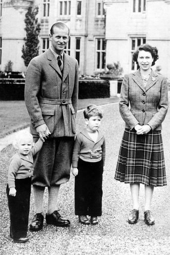 La reine Elizabeth II et le prince Philip, avec le prince Charles et la princesse Anne, le 27 septembre 1952 